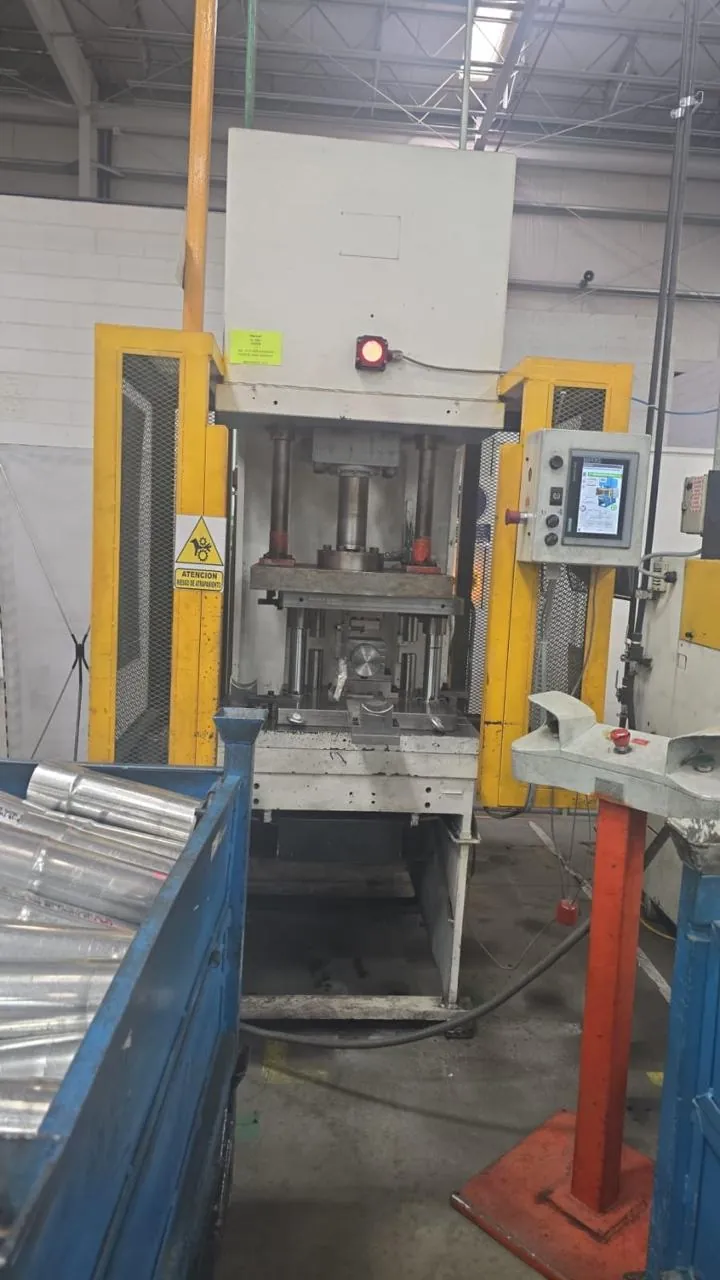 Prensa industrial automatizada